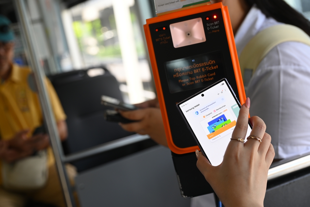 โทรศัพท์แสดง Rabbit Virtual Card ขณะนำไปแตะเครื่องอ่านบัตรบนรถ BRT