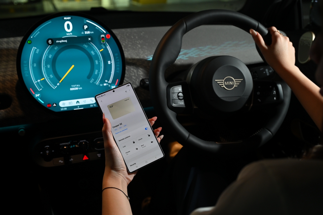 โทรศัพท์แสดงหน้ากุญแจรถดิจิทัลขณะใช้งานภายในรถ MINI