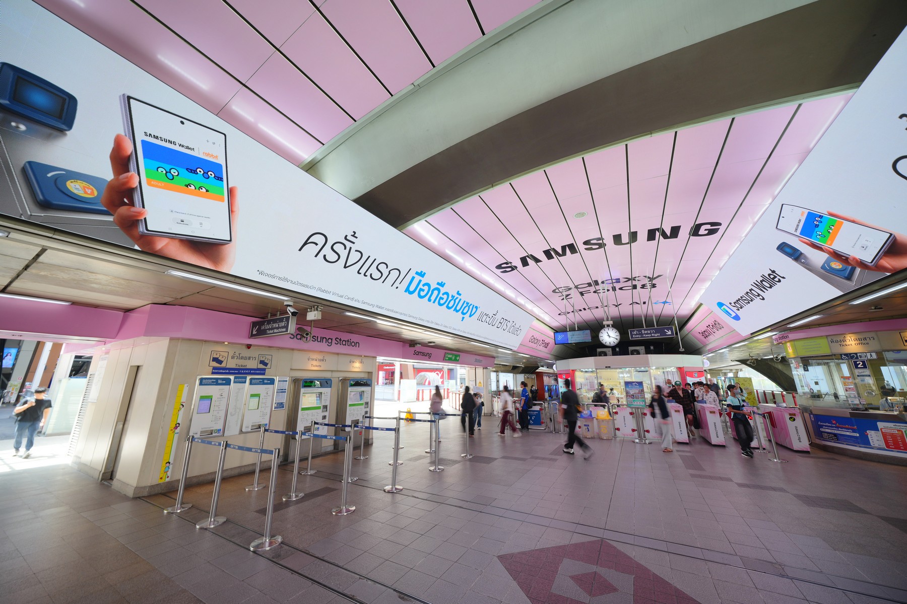 พื้นที่สถานีรถไฟฟ้าพร้อมสื่อประชาสัมพันธ์ Samsung Wallet และผู้โดยสาร