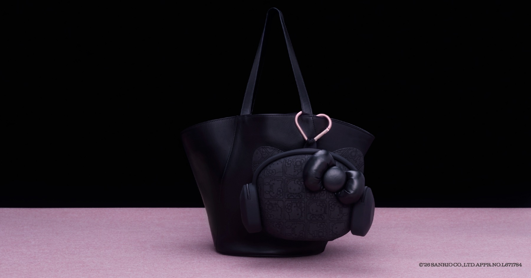 กระเป๋า Hello Kitty พร้อมห่วงรูปหัวใจ