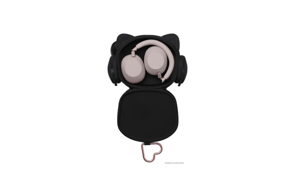 ภายในกระเป๋าหูฟัง Hello Kitty พร้อม WH-1000XM6