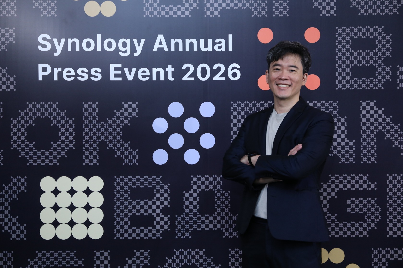 แอนโทนี่ หยาง ยืนหน้าฉากงาน Synology Annual Press Event 2026