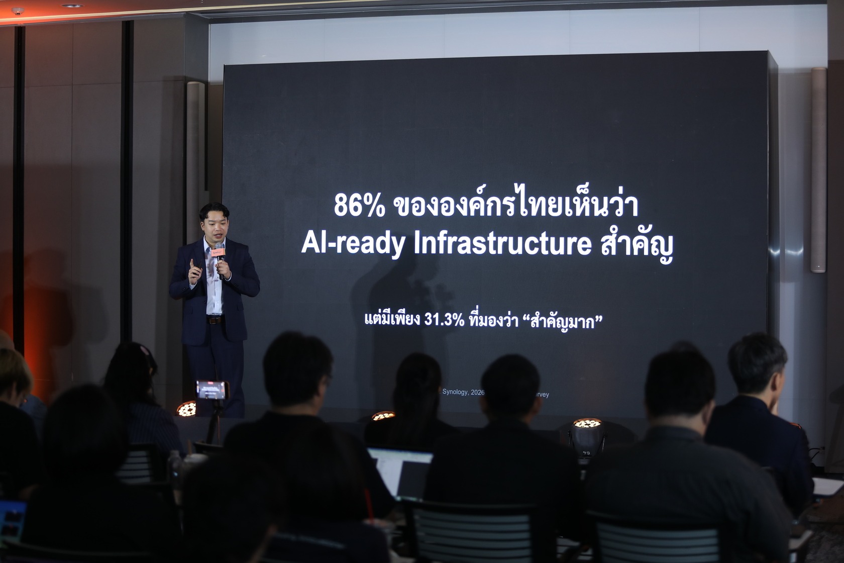 รหัท บุญตันจีน นำเสนอผลสำรวจ Synology เรื่องโครงสร้างพื้นฐานสำหรับ AI ของธุรกิจไทยบนเวที