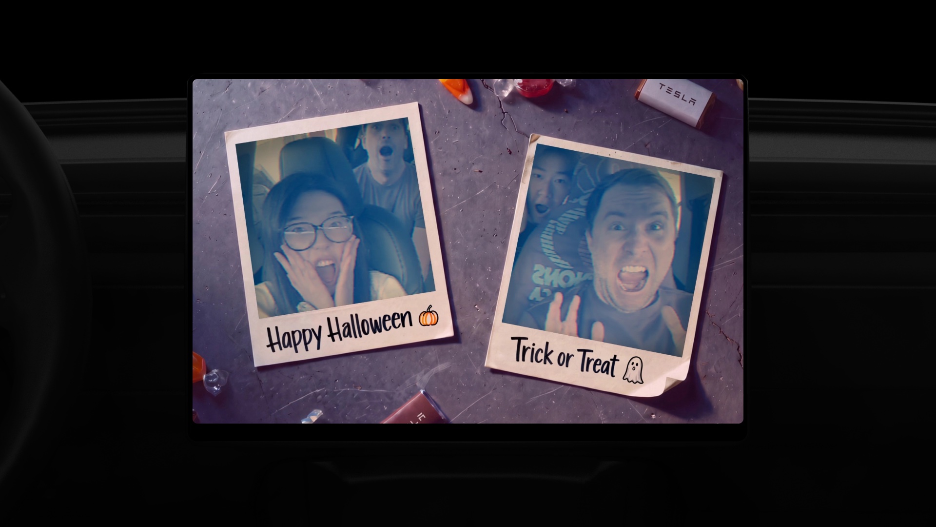 Photobooth บนหน้าจอ Tesla พร้อมภาพถ่ายและกรอบธีมฮาโลวีน
