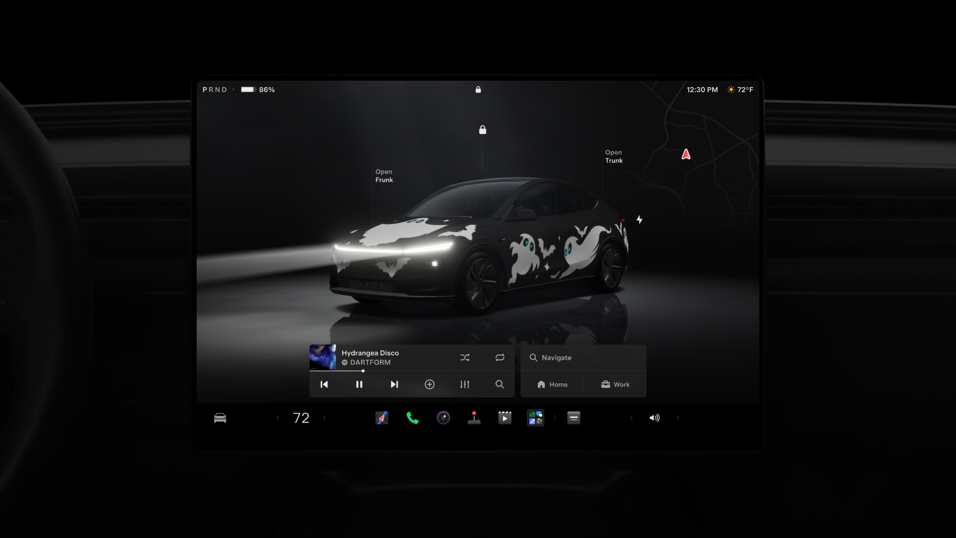 ภาพรถบนหน้าจอ Tesla แสดงลายผีและค้างคาว