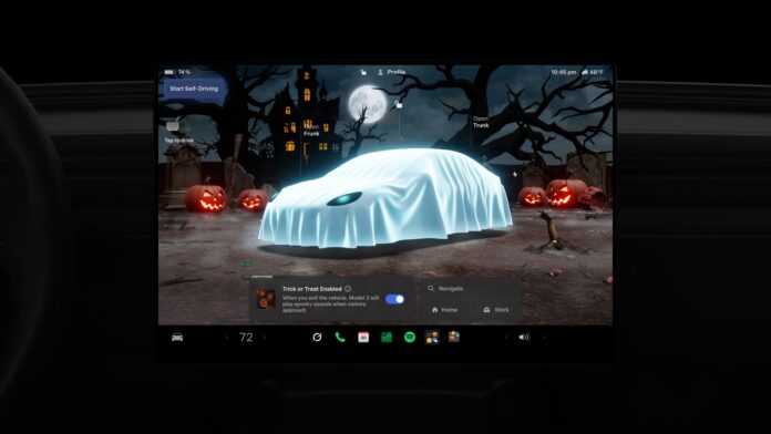 Halloween Mode บนหน้าจอ Tesla แสดงรถคลุมผ้าผี ฟักทอง และบ้านธีมฮาโลวีน