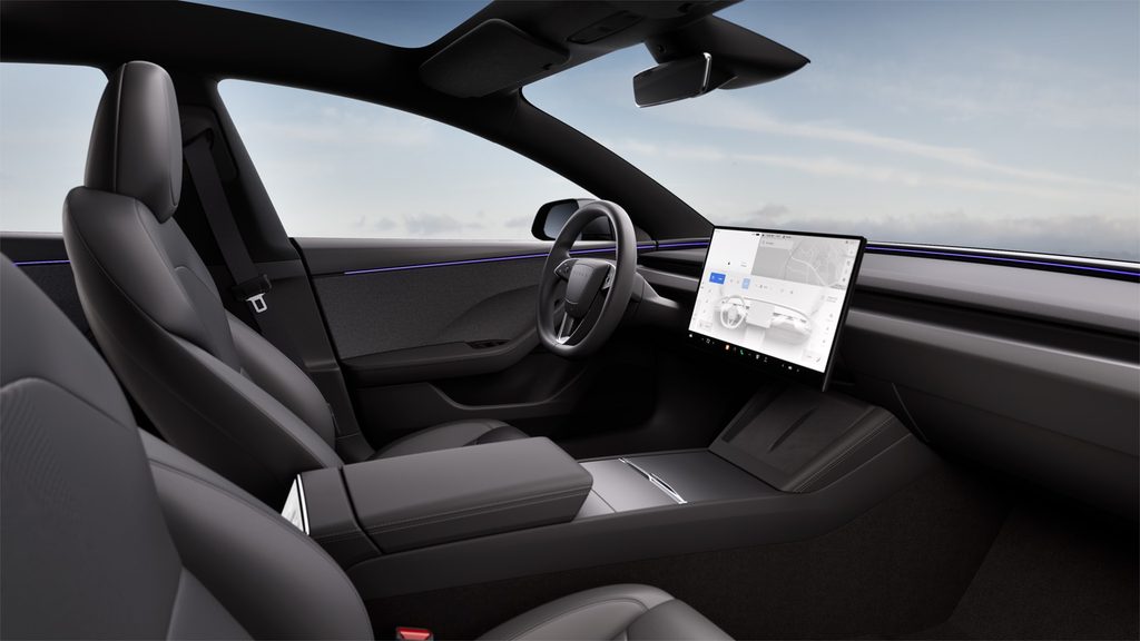 ห้องโดยสาร Tesla Model 3 พร้อมหน้าจอกลางขนาด 16 นิ้วและผ้าบุเพดานสีดำ