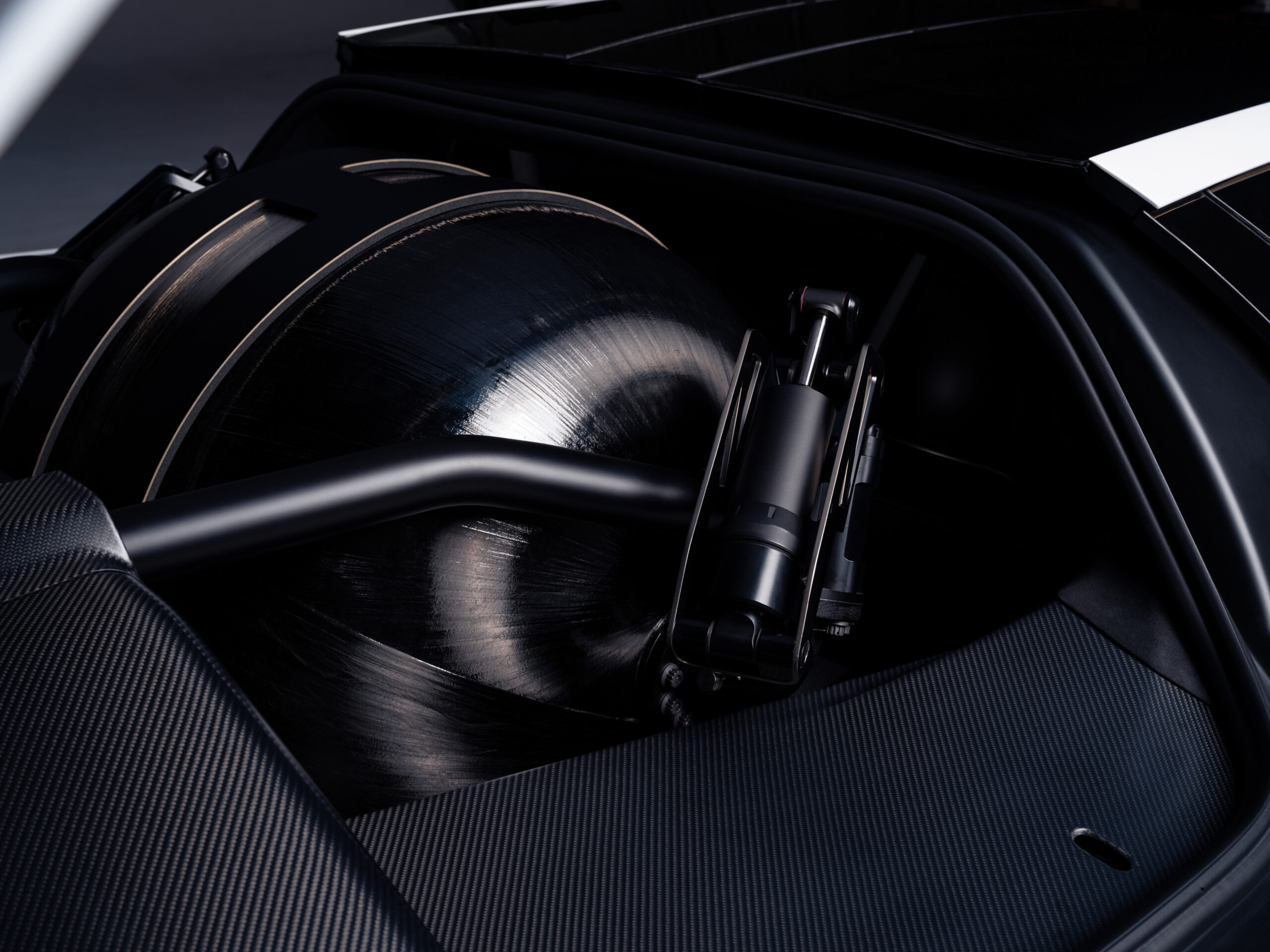 ชิ้นส่วนทรงกลมและชุดโครงสร้างสีดำภายในระบบของ Roadster