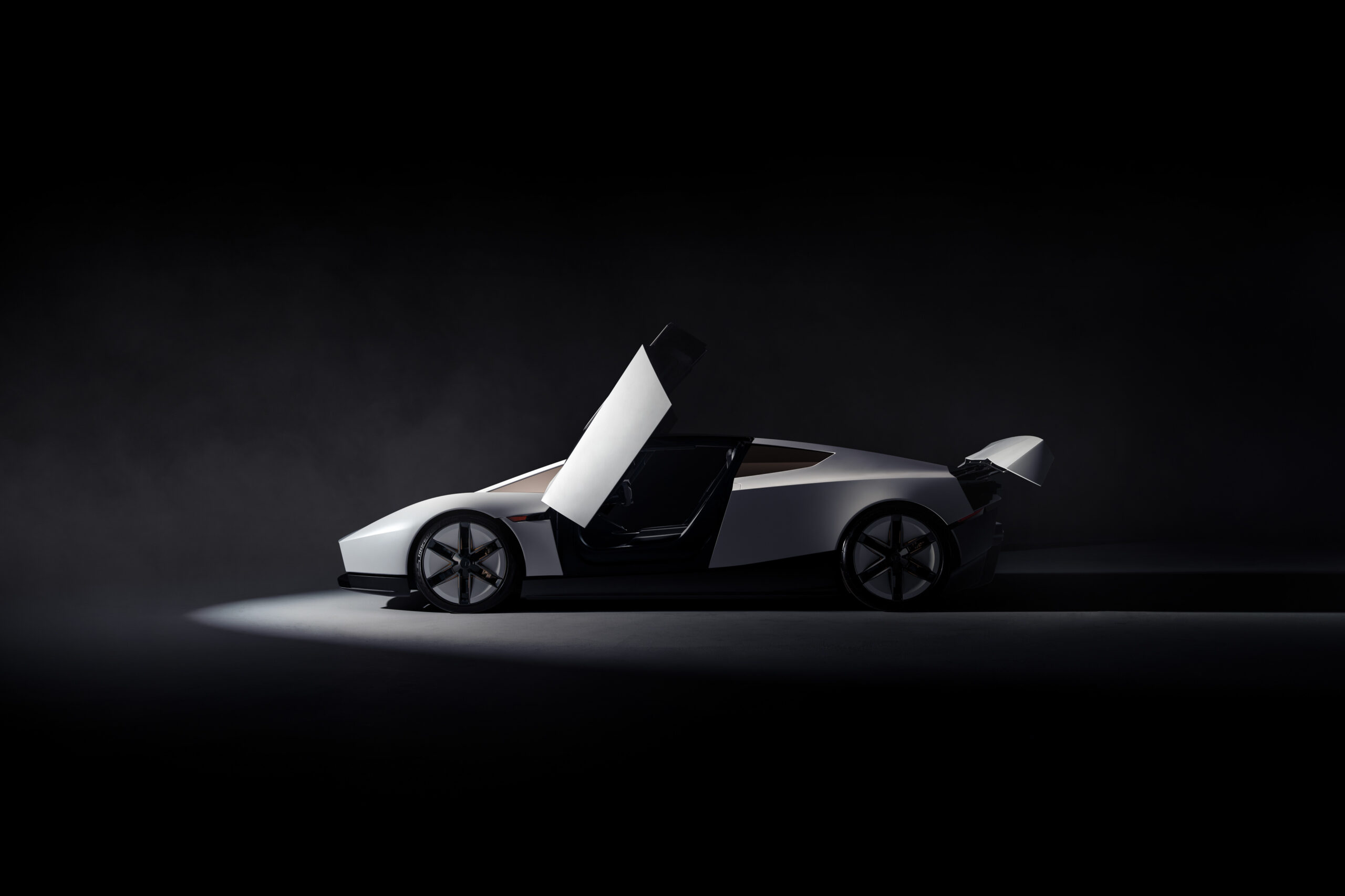 Roadster มุมด้านข้าง เปิดประตูและยกชิ้นส่วนด้านท้ายขึ้น