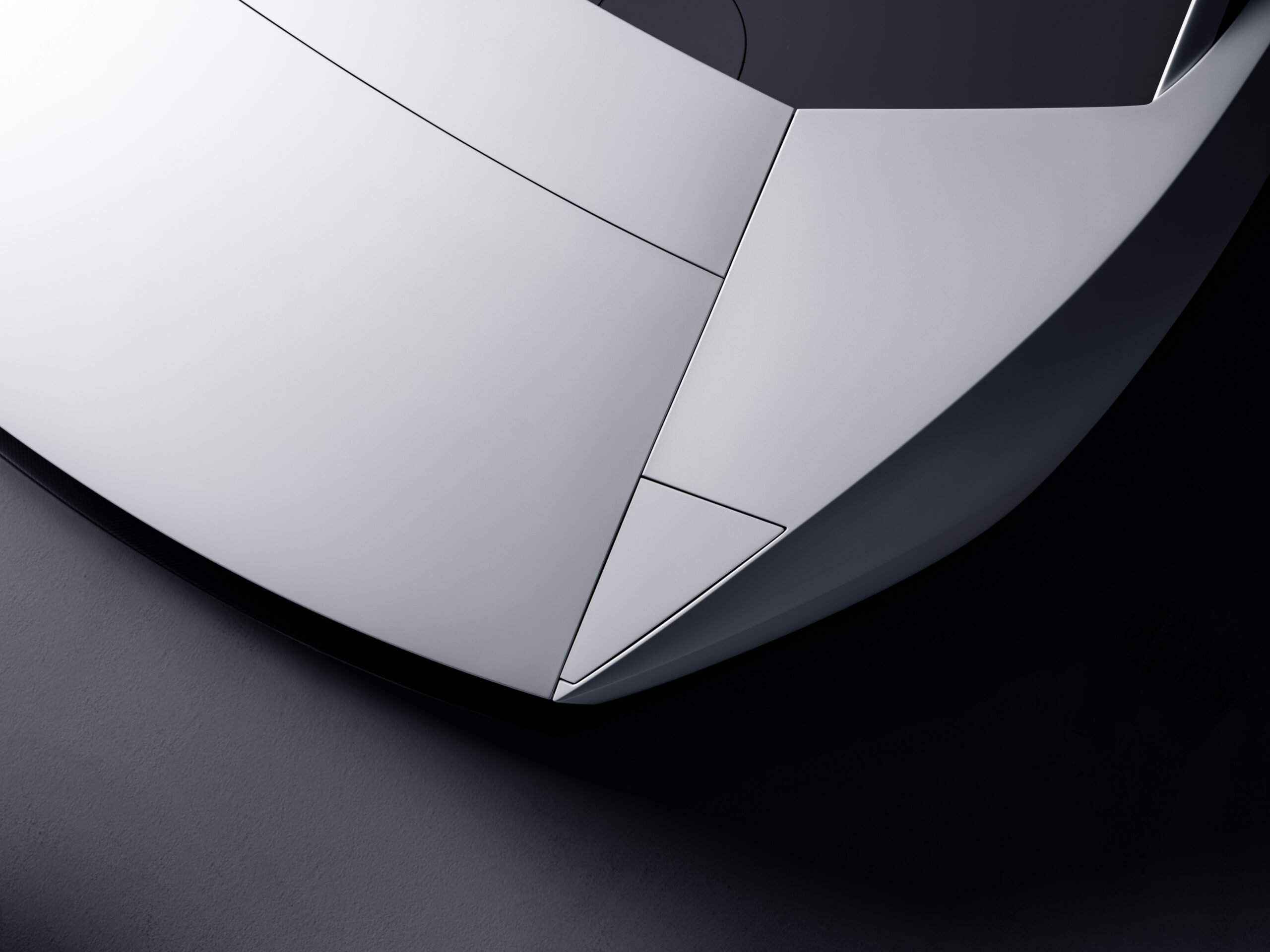 มุมใกล้ของฝากระโปรงและพื้นผิวตัวถังด้านหน้า Roadster
