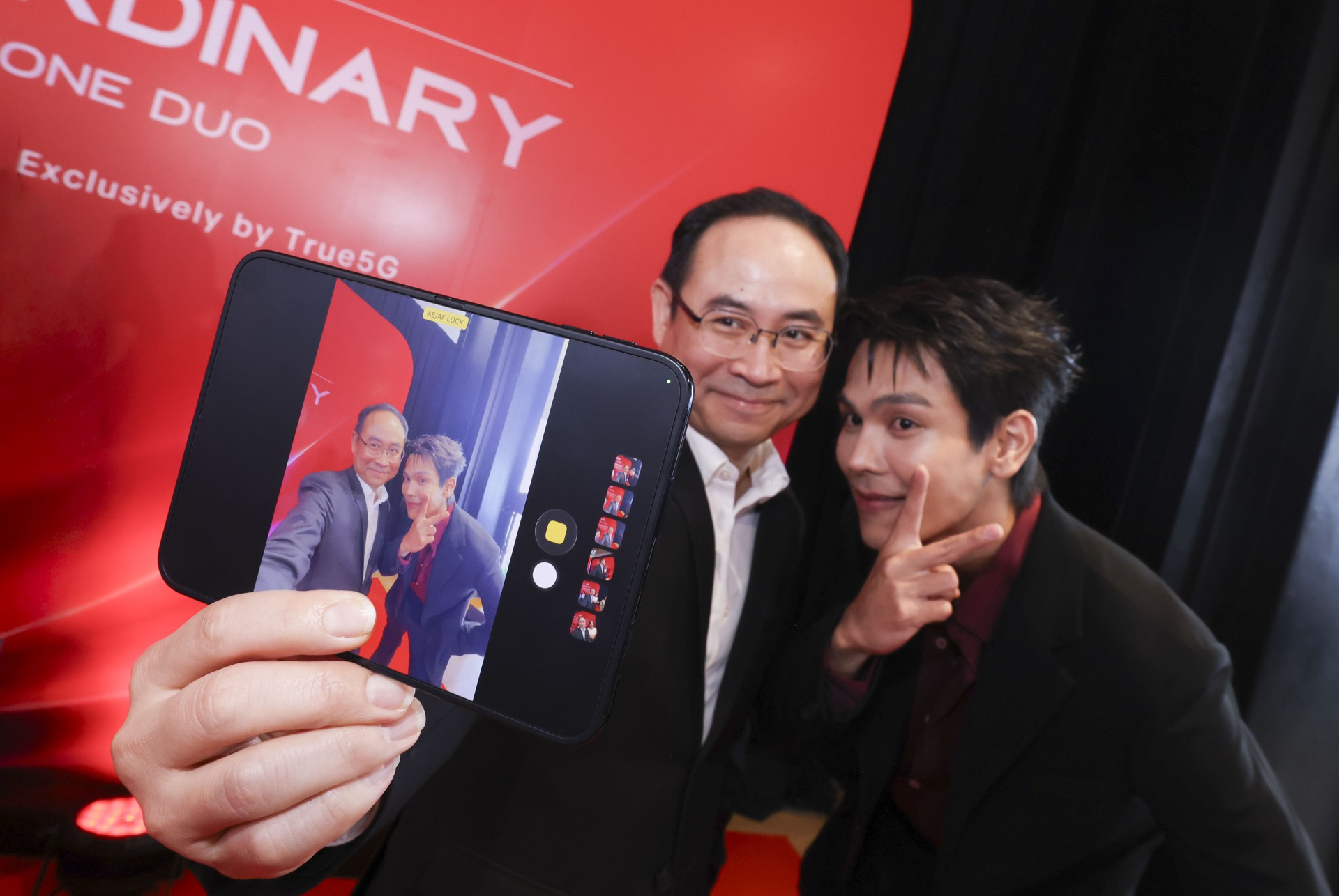 ผู้บริหารทรูและผู้ร่วมงานทดลองถ่ายภาพด้วย iPhone Duo